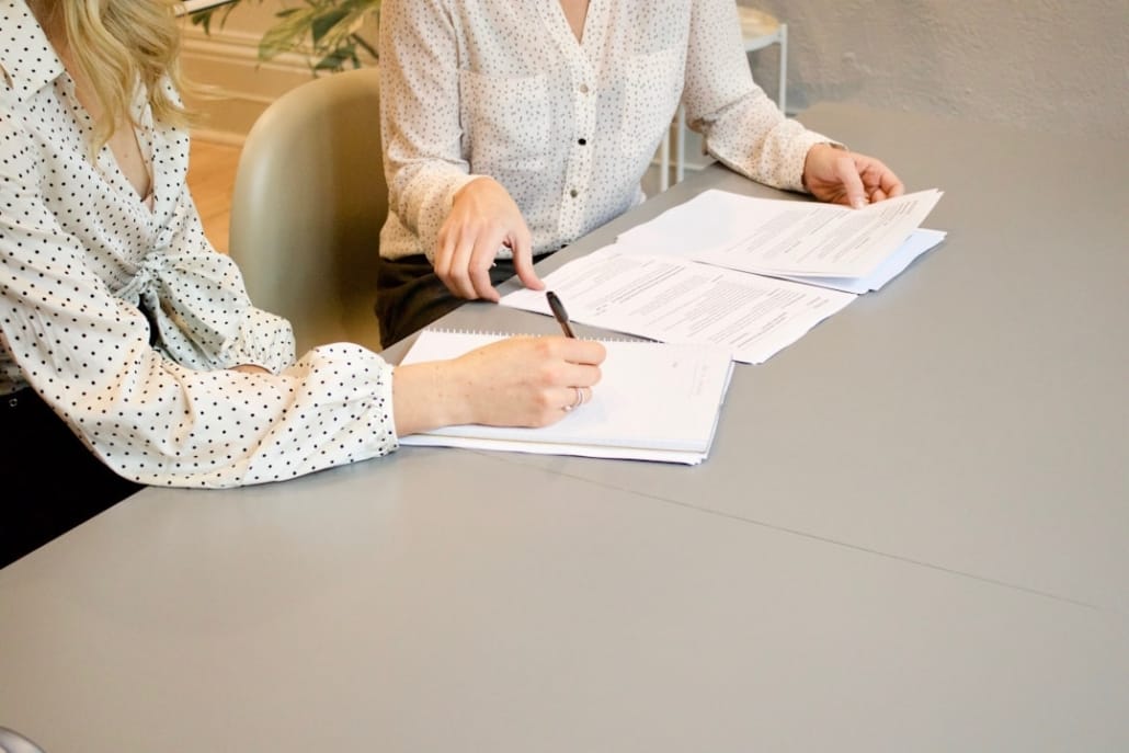 Deux personnes en réunion de travail concentrées sur des documents chiffrés ou un écran d'analyse financière, sans sourire forcé, ambiance sérieuse et confidentielle. Tenue professionnelle, bureau sobre et moderne. Deux personnes en réunion de travail concentrées sur des documents chiffrés ou un écran d'analyse financière, sans sourire forcé, ambiance sérieuse et confidentielle. Tenue professionnelle, bureau sobre et moderne.