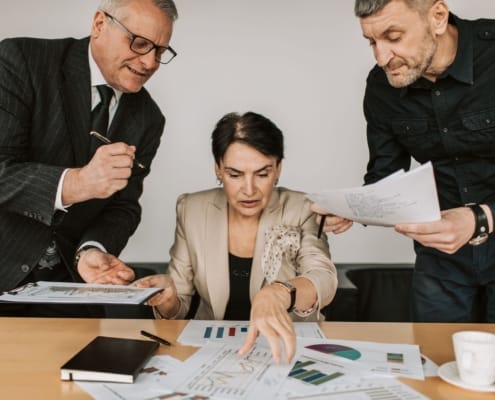Consolidation bancaire marocaine : ce que le rachat de la BMCI par Holmarcom révèle sur les dynamiques M&A mid-market au Maroc - business - réunion dirigeants business Consolidation bancaire marocaine : ce que le rachat de la BMCI par Holmarcom révèle sur les dynamiques M&A mid-market au Maroc - business - réunion dirigeants business